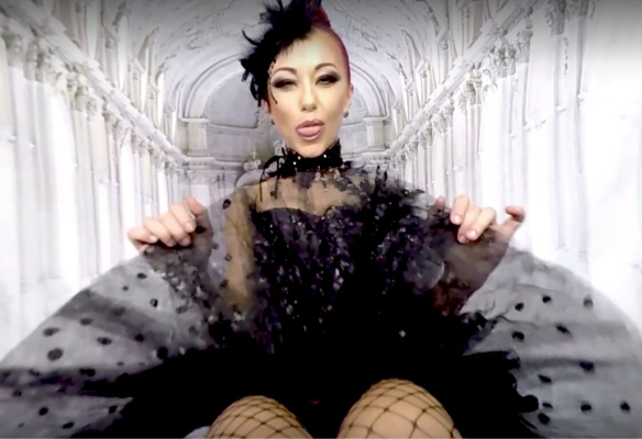 Anne Wild Sizzles in Stunning 4K Solo Tease - Image 1