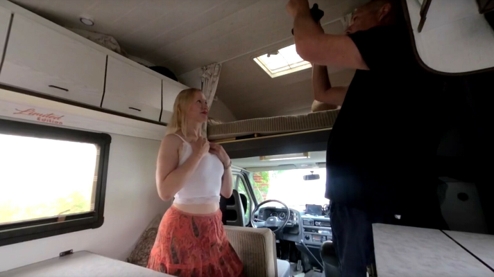 Sei als Voyeur beim Dreh dabei - geile Nachbarstochter im Camper gefickt - Image 1