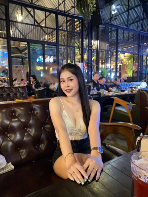 Spy's Stunning Thai Seduction in VR Mall Scene - Image 1